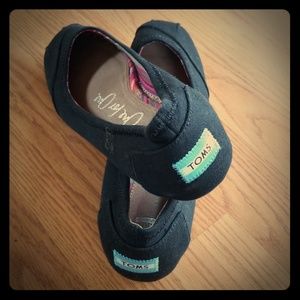 Size 9.5 black Tom's flats